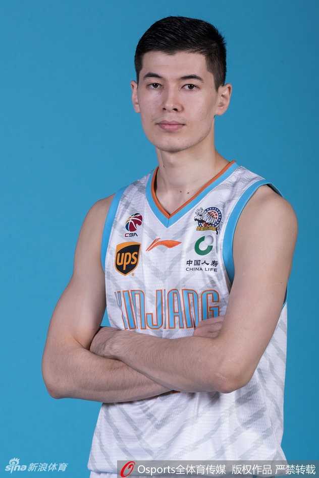 新赛季新疆飞虎官方定妆照出炉 可兰白克前卫发型抢镜 总决赛MVP亚当斯手捧篮球,眼神坚毅地望向镜头,作为新赛季新疆队的绝对发动机,他将承担起更重的得分与串联责任