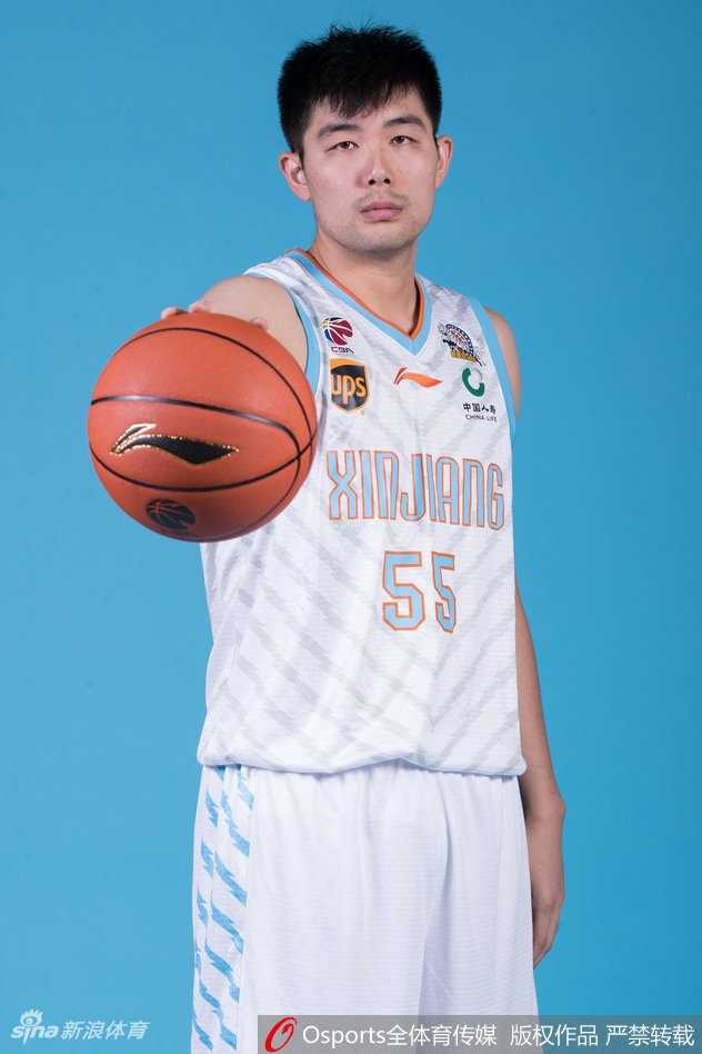 新赛季新疆飞虎官方定妆照出炉 可兰白克前卫发型抢镜 西热力江握拳凝视,仿佛在奏响战斗的号角,这位防守悍将新赛季将继续用他的热血守护飞虎的荣耀