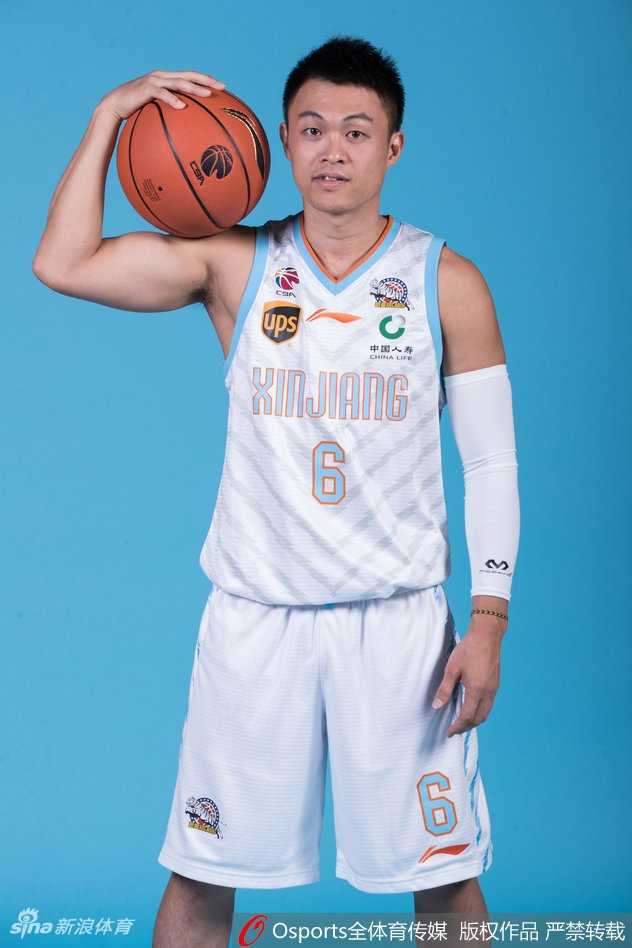 新赛季新疆飞虎官方定妆照出炉 可兰白克前卫发型抢镜 王子瑞、孙鸣阳等年轻队员一字排开,虽然出场时间有限,但他们代表着新疆男篮的未来与板凳深度