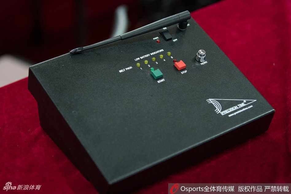 新疆红山体育馆内灯火通明，巨大的冠军旗帜见证着CBA揭幕战的荣耀时刻