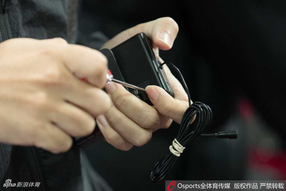 裁判身后佩戴的黑色PTS精准计时发射器，这个小匣子成为确保比赛公平的关键