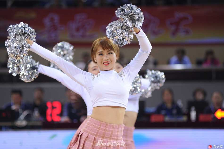 姑娘们手持团扇，摆出优雅的造型定格，背景是正在热身的球员身影。这一刻，古典美与现代篮球完美同框，成为2017-18赛季季前赛最令人难忘的记忆瞬间。