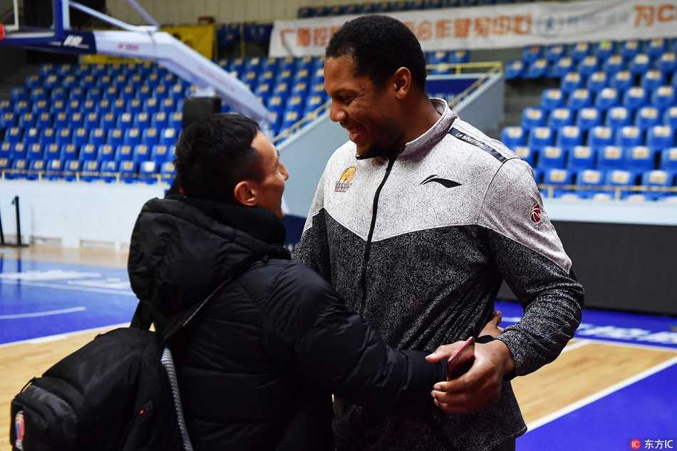 旧地将相再相拥,大宝贝重返广厦体育馆温情满满 霍尔曼与广厦体能教练双手紧握,两人相视大笑,眼神中传递着无需言语的兄弟情谊