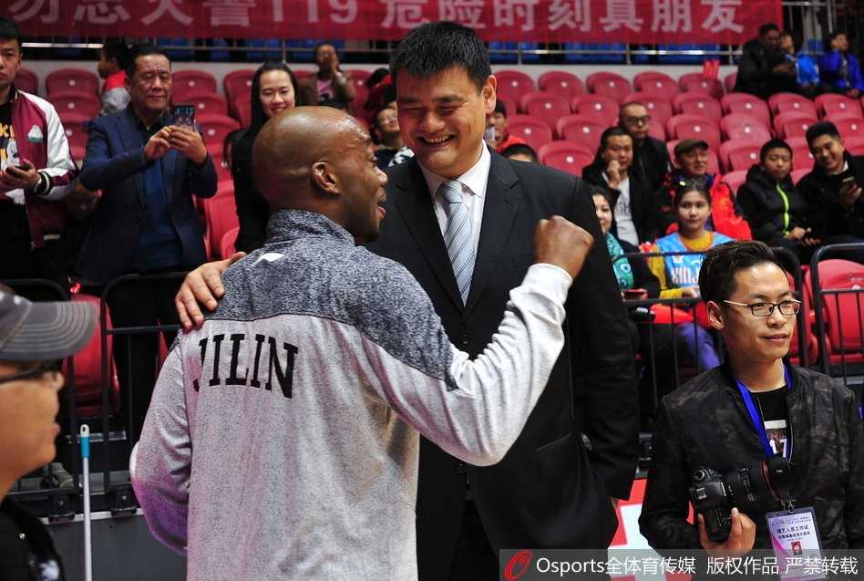 镜头拉近，姚明脸上露出标志性的憨厚笑容，兰德里也笑得合不拢嘴，昔日并肩作战的队友情谊溢于言表，画面温馨感人。