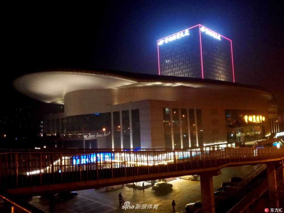 看台上坐满了身着白色助威服的球迷，他们用最热烈的掌声欢迎球队回家，那一抹白色成为了看台上最动人的风景线。