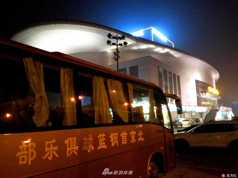 首钢篮球中心内场焕然一新，熟悉的场地氛围让每一位归家的将士斗志昂扬，这里回荡着往昔的呐喊声。
