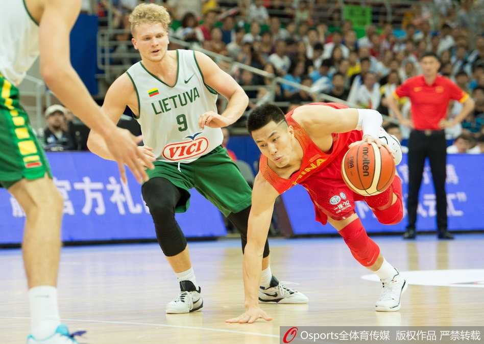 昆山四国赛男篮蓝队大胜立陶宛完美收官 在对手传球的一刹那,郭艾伦如同猎豹般敏捷地窜出,用一记精准的抢断将球权夺下,瞬间点燃快攻反击。