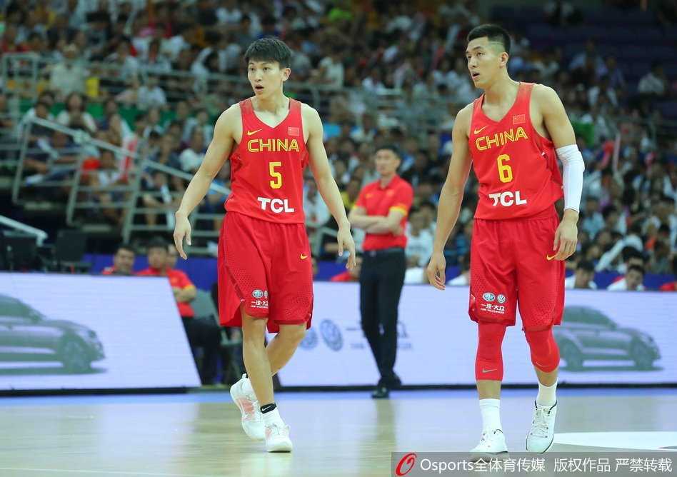 昆山四国赛男篮蓝队大胜立陶宛完美收官 暂停间隙,刘晓宇与郭艾伦肩并肩站在一起,两人神情专注地讨论着战术,后场双枪的默契在交流中不断升温。