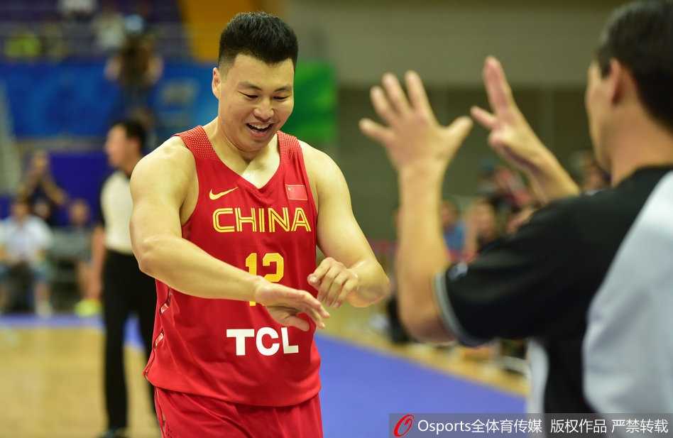 昆山四国赛男篮蓝队大胜立陶宛完美收官 李根在替补席上笑得格外灿烂,队友的精彩表现让他忘却了疲劳,整个替补席都沉浸在即将胜利的喜悦中。