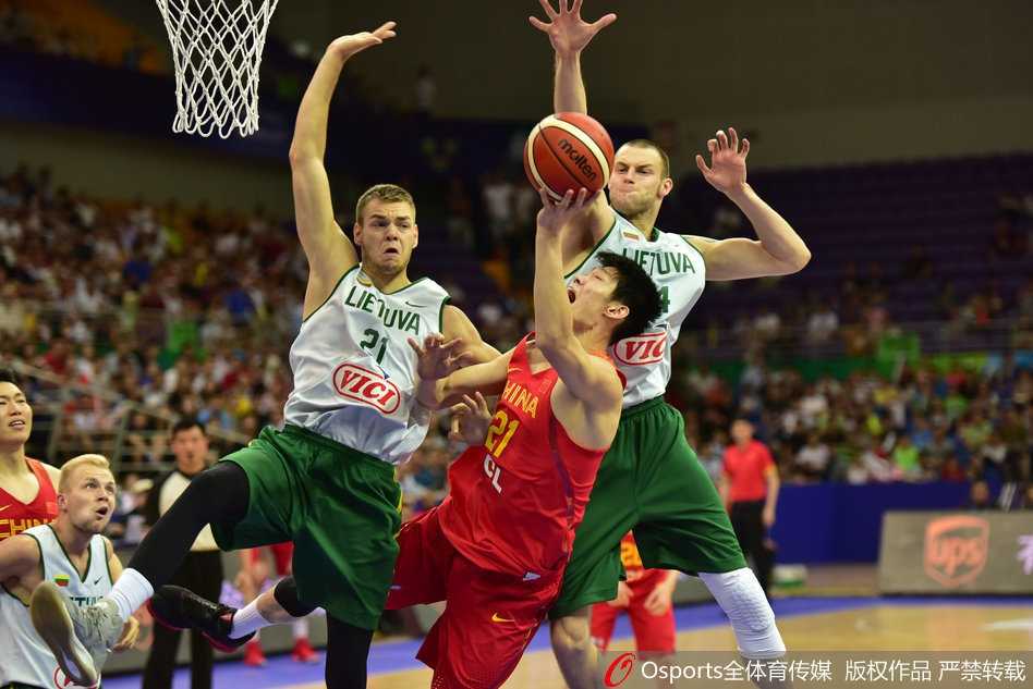 昆山四国赛男篮蓝队大胜立陶宛完美收官 刘晓宇在比赛中沉稳地控球过半场,眼神中充满自信,他正试图通过这场实战尽快融入球队的战术体系。