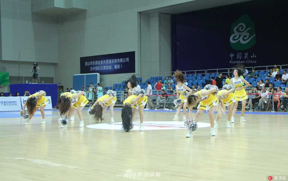 昆山国际男篮锦标赛啦啦宝贝燃情热舞活力四射 动感舞蹈瞬间,宝贝们整齐划一的动作令人赞叹。