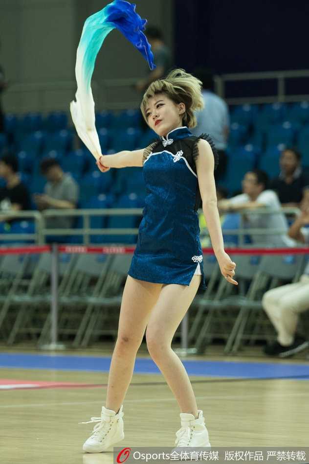 昆山夏夜铁血破敌,蓝衣战士主场大胜,肯帝亚宝贝热舞添彩 在比赛的间歇,肯帝亚啦啦队摆出了一个极具造型感的集体亮相。队员们或半蹲或站立,错落有致,手中的花球如同绽放的花朵,定格成一幅充满动感与美感的画面,完美展现了团队的默契与整齐划一。