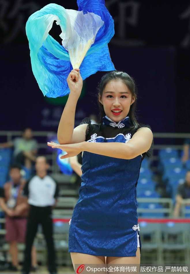 昆山夏夜铁血破敌,蓝衣战士主场大胜,肯帝亚宝贝热舞添彩 随着动感的音乐鼓点,啦啦队员们瞬间变换队形,她们的长发在空中划出优美的弧线,充满力量感的舞步与灿烂的笑容交织在一起,将主场气氛推向了第一个高潮,背后的大屏幕上也打出了球迷们欢呼的特写。