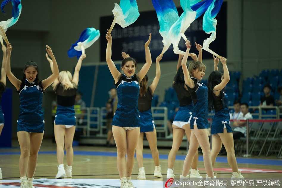 昆山夏夜铁血破敌,蓝衣战士主场大胜,肯帝亚宝贝热舞添彩 在场地中央,一名笑容甜美的啦啦队员正手持拉花,带领全场观众做起了人浪互动。她极具感染力的笑容通过现场大屏传递给每一个人,仿佛炎炎夏日里的一杯冰镇果汁,让紧张观赛的球迷们得到了短暂的放松与愉悦。