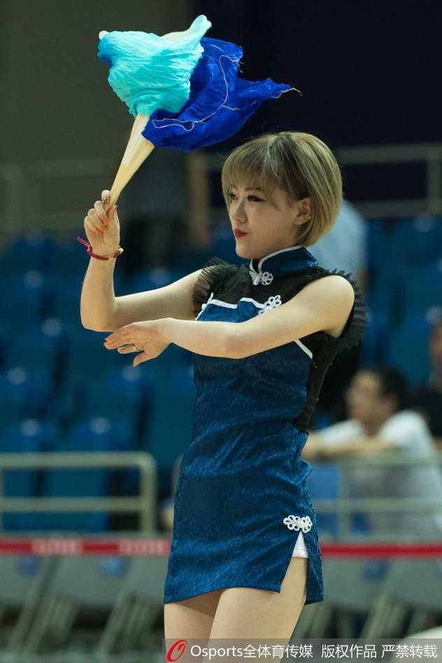 昆山夏夜铁血破敌,蓝衣战士主场大胜,肯帝亚宝贝热舞添彩 伴随着轻快的旋律,几位宝贝扎着清爽的马尾辫,在场地中央跳起了充满青春活力的舞蹈。她们手中的花球随着节奏上下翻飞,展现出篮球宝贝特有的专业素养和无限活力,让整个场馆都沉浸在欢乐的海洋中。
