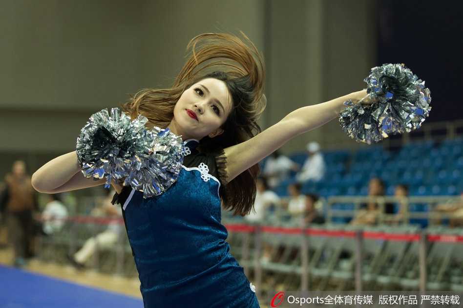 昆山夏夜铁血破敌,蓝衣战士主场大胜,肯帝亚宝贝热舞添彩 肯帝亚啦啦队的宝贝们身着亮黄时尚套装,在昆山体育馆的聚光灯下活力亮相,她们手中挥舞着金色花球,仿佛一群降临赛场的夏日精灵,瞬间点燃了全场球迷的热情。