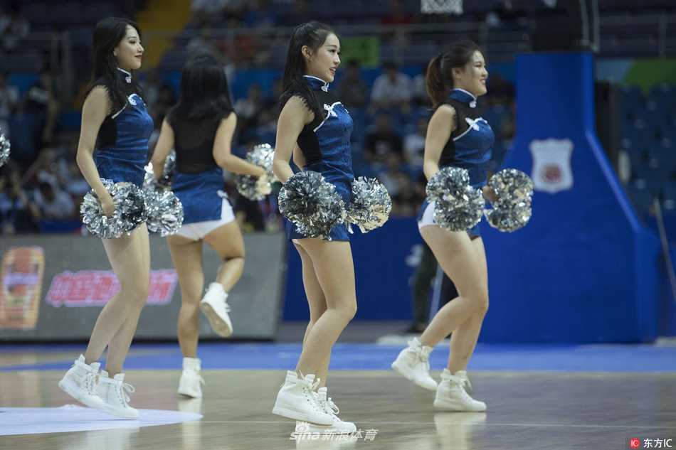 昆山男篮锦标赛激战正酣 赛场最美风景线火辣助阵 活力四射的篮球宝贝们扎着清爽的马尾辫,身着亮黄色热辣短裙,在球场中央随着动感音乐的节奏轻盈跃起,瞬间点燃了全场观众的激情。