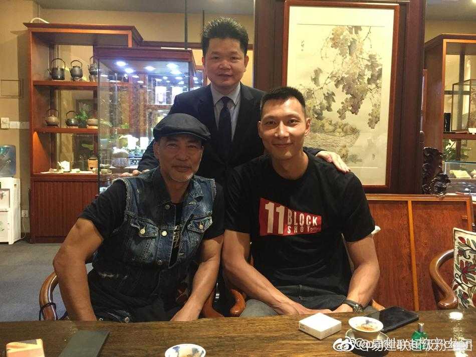 易建联与任达华:当篮球MVP遇见银幕型男 易建联身着简约休闲装,与任达华微笑碰杯,灯光下两人眼神交汇,仿佛有说不完的篮球与电影故事。