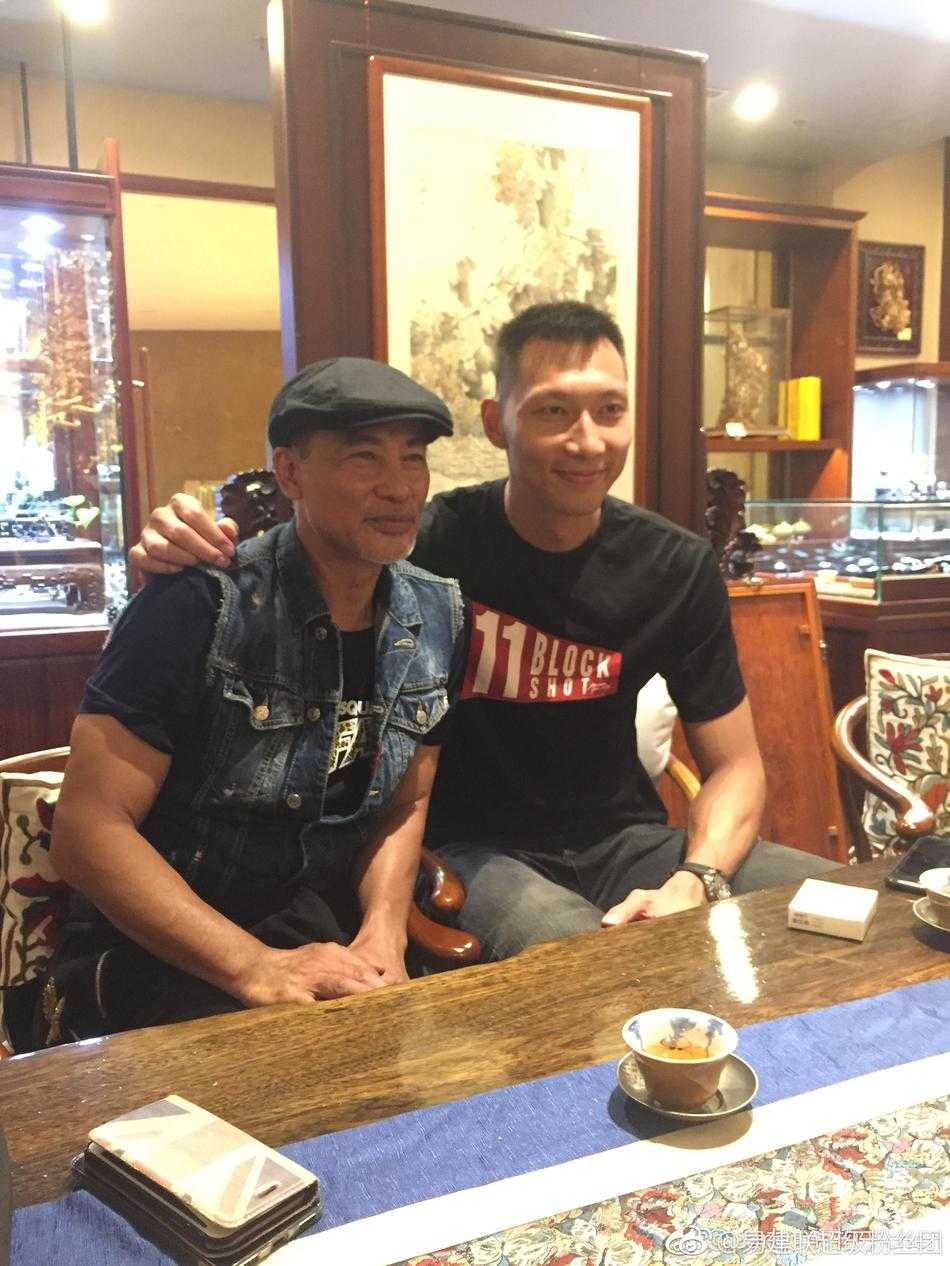 易建联与任达华:当篮球MVP遇见银幕型男 餐桌前,任达华亲切地将手搭在阿联肩上,如同一位和蔼的大哥,阿联则露出腼腆而尊敬的笑容,气氛温馨融洽。