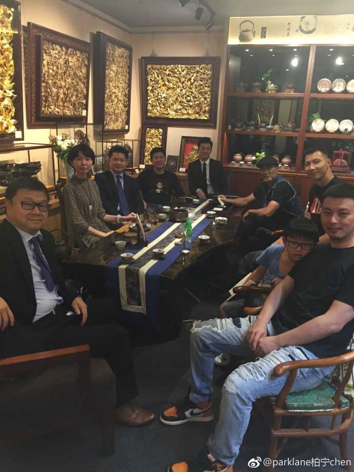 易建联与任达华:当篮球MVP遇见银幕型男 特写镜头下,阿联手拿酒杯仔细倾听华哥讲话,神情专注,任达华则挥手比划着,似乎在分享拍戏时的有趣见闻。