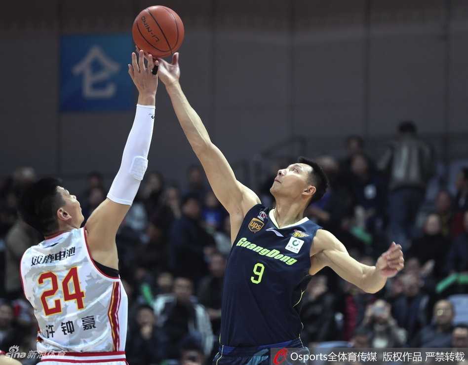 易建联在八一队内线群中高高跃起，以一记势大力沉的单手劈扣终结进攻，场边的摄影记者纷纷捕捉这震撼一刻。