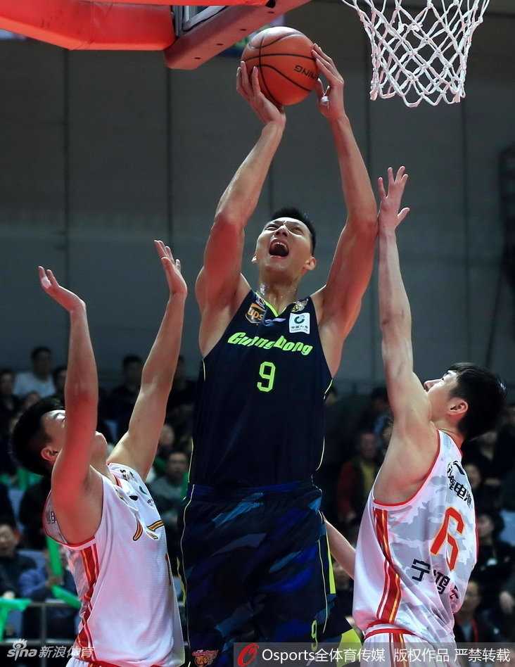 许钟豪在内线卡位中寸土必争，他肌肉紧绷全力顶防易建联的背身单打，肌肉碰撞的声音仿佛就在耳边。