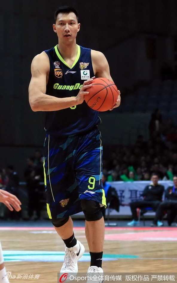 赵睿伤愈复出后持球突破，面对八一队的防守悍将，他眼神坚定，利用节奏变化直杀篮下。