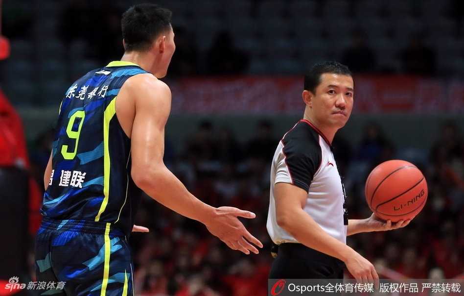 任骏飞在乱战中高高跃起，以一记双手暴扣终结进攻，展现了国内顶尖锋线的劲爆身体素质。