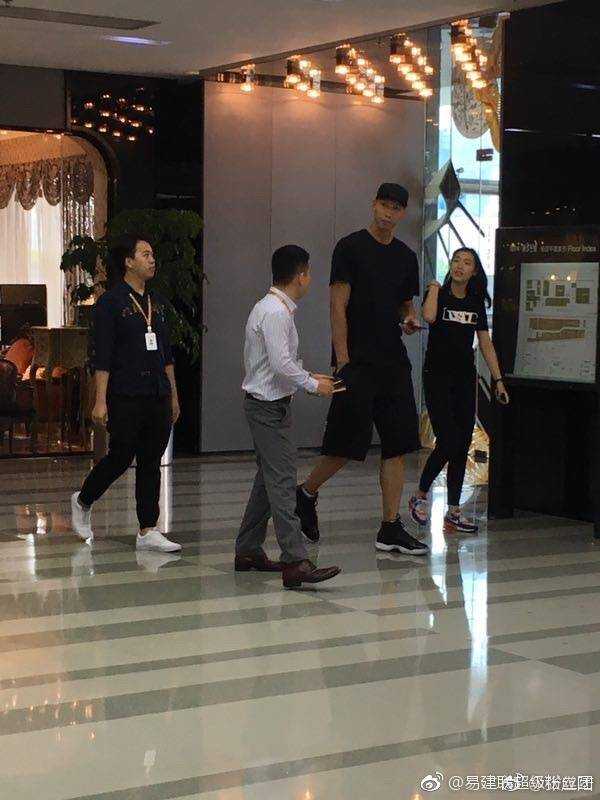 在另一张照片中，荆灵身穿自家品牌的设计感外套，利落的剪裁衬托出她作为前模特的优越身段，即使是宽松的街头风格，也难掩其优雅气质，而易建联则像一位尽职的守护者，紧随妻子身旁。