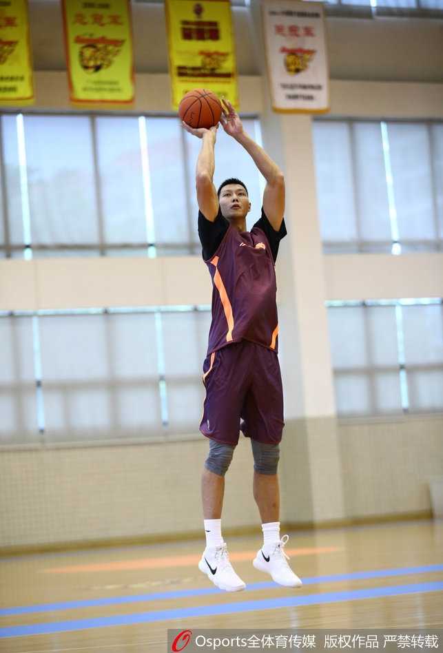 易建联挂帅广东宏远潜心备战,疆粤大战前夕投篮训练透锋芒 在力量训练区,易建联正在进行核心力量的强化练习,肌肉线条分明,每一个动作都展现出其作为中国男篮领军人物的自律与刻苦。