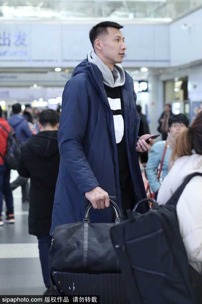 易建联抵达机场停车场，潮装加身更显星味十足，他一边走一边似乎在思考什么，准备开启新的行程