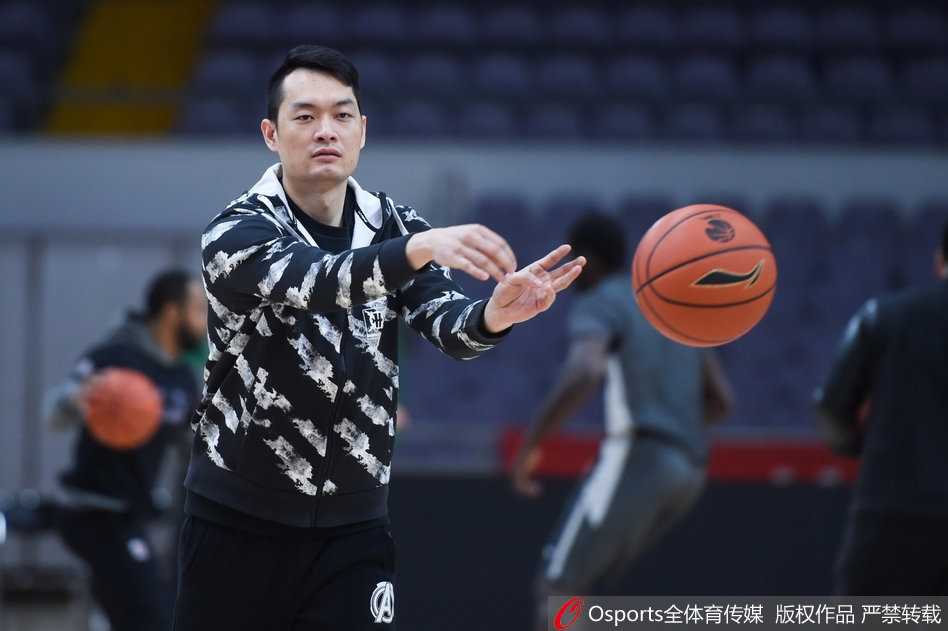 年轻球员胡明轩在三分线外出手投篮，作为本赛季的一年级新生，他在训练中格外努力。