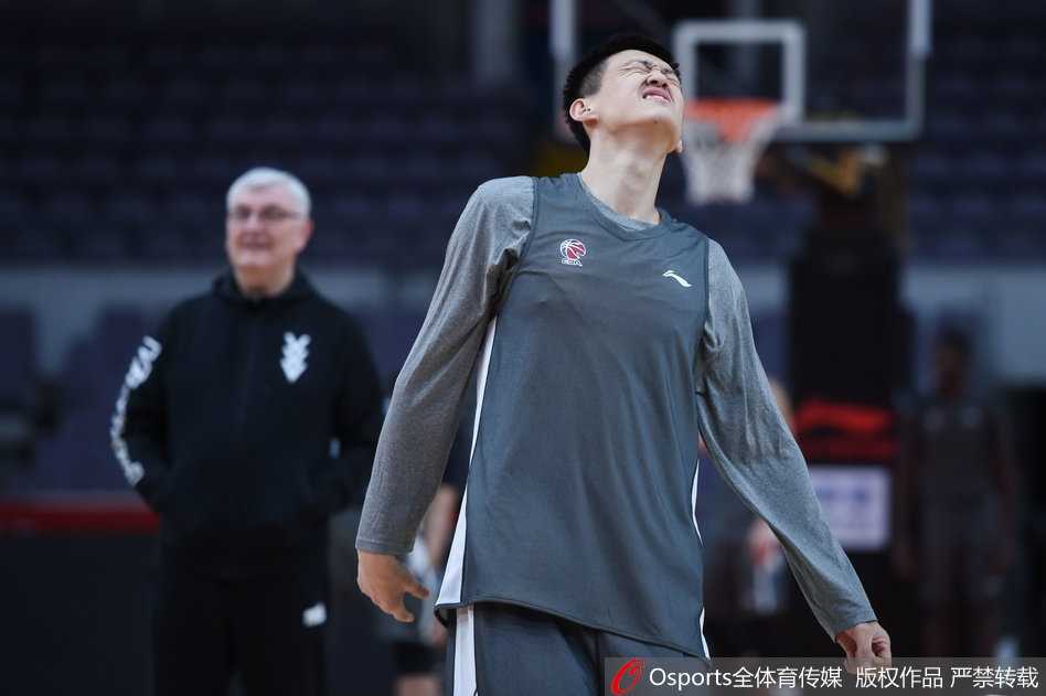 外援杰克逊在训练中突破上篮，他在本赛季的发挥将直接影响广东队能走多远。