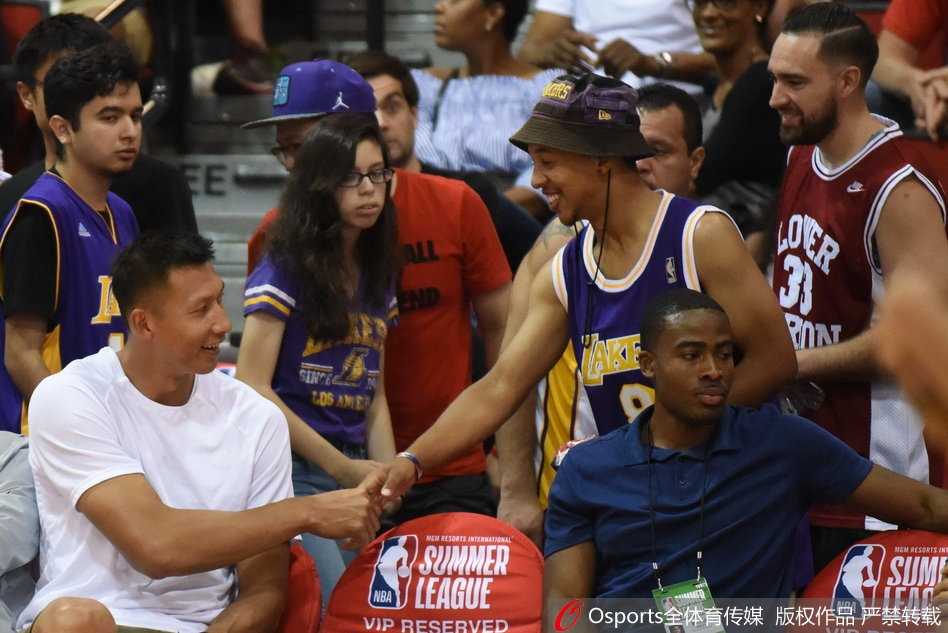 周琦站上罚球线，神情专注地执行罚球，身后的骑士主场观众与记分牌构成了他此刻独自面对的挑战。