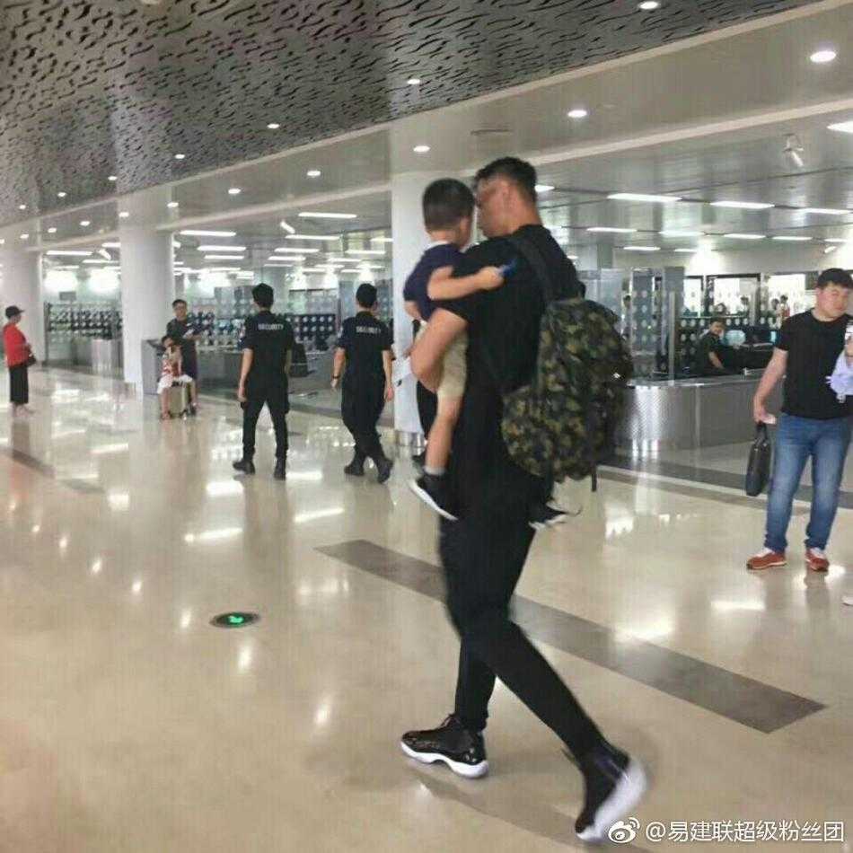 易建联化身温柔奶爸，怀抱儿子时眼神里满是宠溺，铁汉柔情的一面尽显无遗。