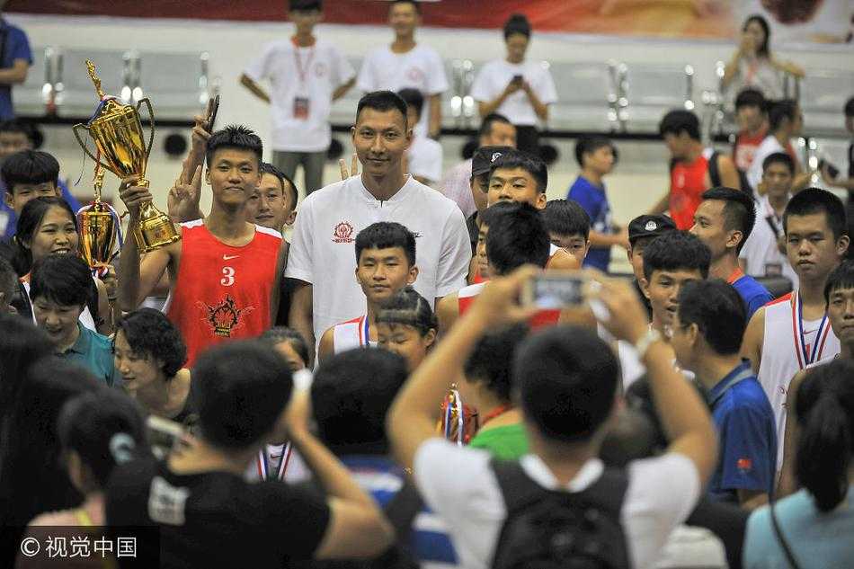 面对将自己围得水泄不通的媒体镜头，易建联从容淡定，眼神中透露出对海南篮球未来的期许与坚定。