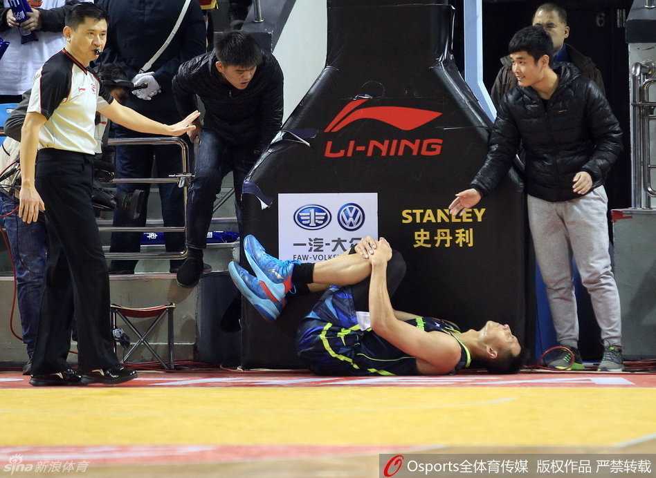 易建联痛苦倒地,双手紧紧捂住受伤的左膝,面部因剧痛而扭曲,身边的吉林队球员也关切地回头望向这位倒下的对手