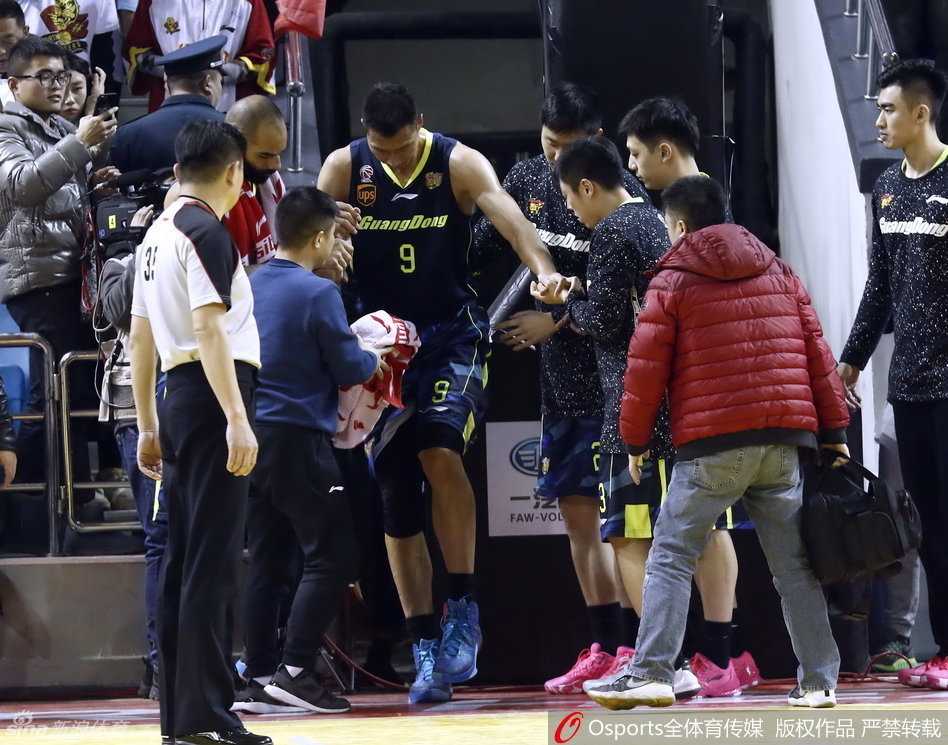 易建联在队友的搀扶下艰难起身,左腿悬空不敢沾地,他眉头紧锁,咬紧牙关,痛苦与不甘写满了整张脸