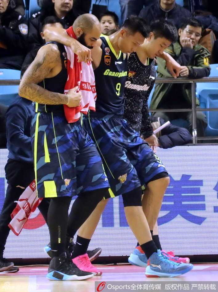 易建联被搀扶着走出赛场,他最后回头望向场内,眼神中充满复杂情绪,既有对胜利的牵挂,也有对自己伤情的担忧