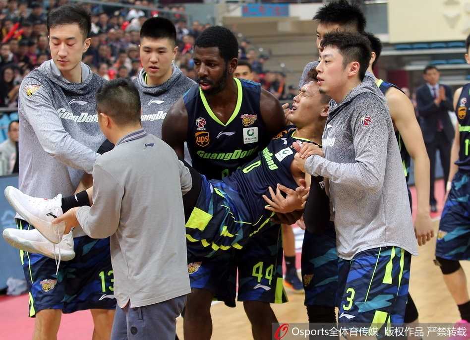 赵睿持球加速突破，如利刃般撕开青岛队防线，但随后不久他便因伤遗憾离场