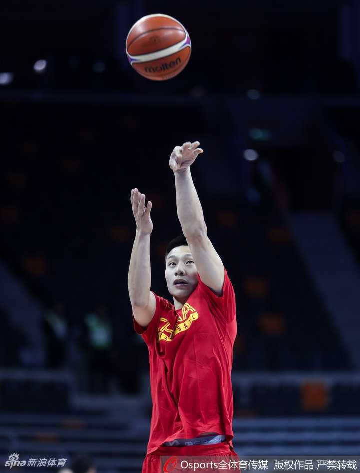 易建联领军中国男篮蓝队 东莞寒夜苦练静候新西兰 郭艾伦运球穿越防线,手腕上缠着厚厚的绷带,但突破依旧犀利,眼神中充满斗志。