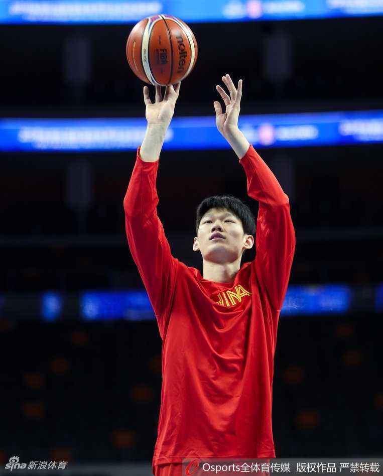 易建联领军中国男篮蓝队 东莞寒夜苦练静候新西兰 易建联在热身中目光如炬,神情专注地完成每一次投篮训练,领袖气质尽显无疑。
