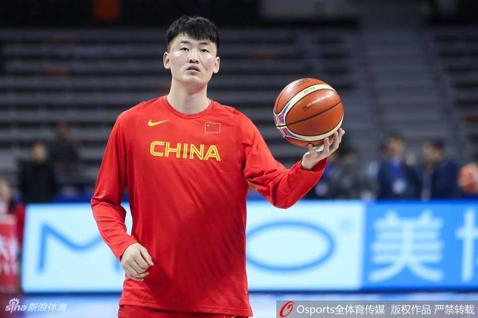 易建联领军中国男篮蓝队 东莞寒夜苦练静候新西兰 韩德君在低位要球,庞大的身躯在内线形成绝对优势,队友正试图将球传入。