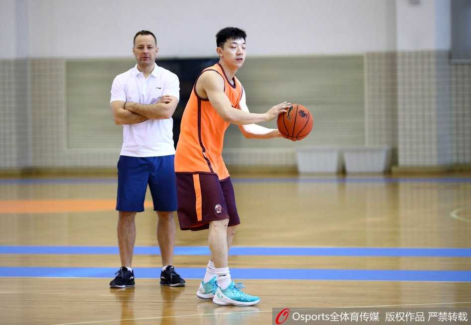 广东队训练课上，队员们正在进行激烈的攻防对抗，场上气氛紧张而热烈，仿佛一场真实的比赛。