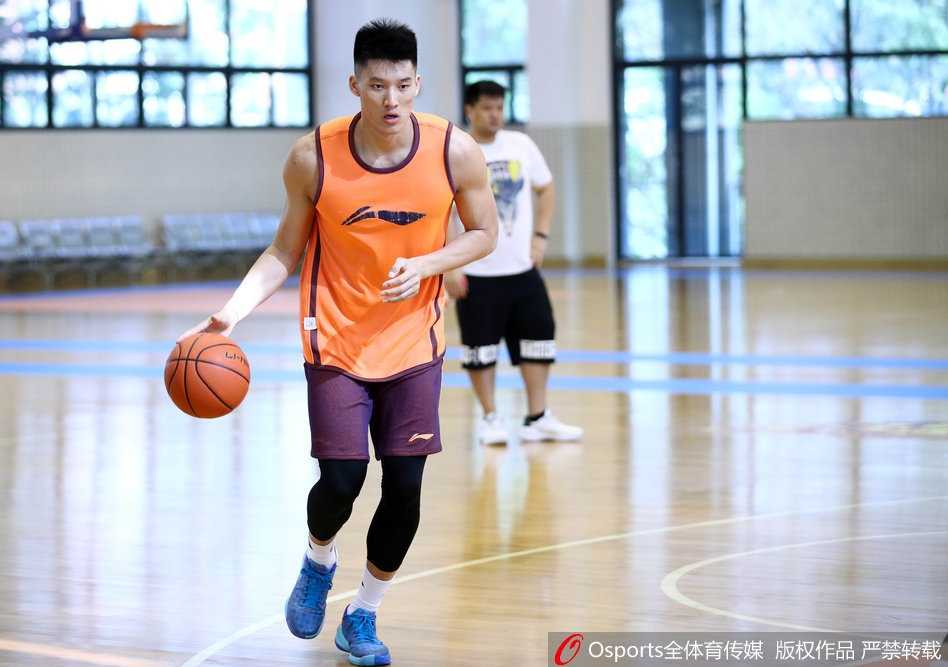 年轻后卫胡明轩在训练中突破上篮，动作灵巧迅速，他是广东队未来后卫线上的希望之星。