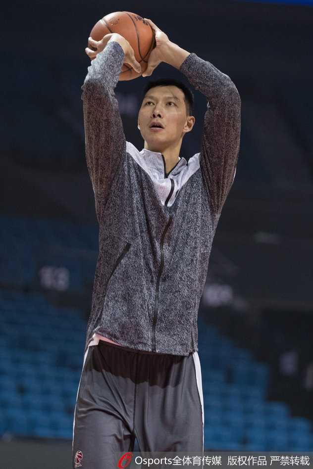 宏远领袖易建联在训练中目光如炬，高高跃起完成跳投，身后的队友们全神贯注地观摩学习。