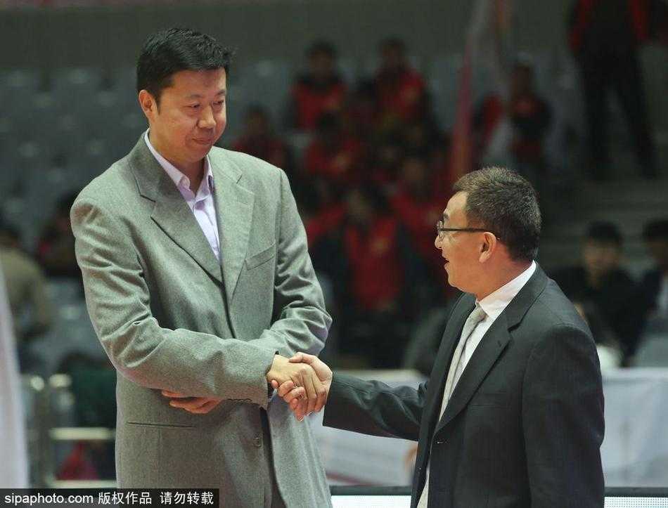 昔日八一五虎甬城再聚首,范斌与王治郅场边细数峥嵘岁月 范斌的表情生动,双手比划着战术手势,似乎在向王治郅解释自己目前执教福建队的理念。即使已经退役多年,范斌骨子里那股不服输、敢打敢拼的硬汉气质依然清晰可见,作为教练的他,依然在场上挥洒着自己的热情。