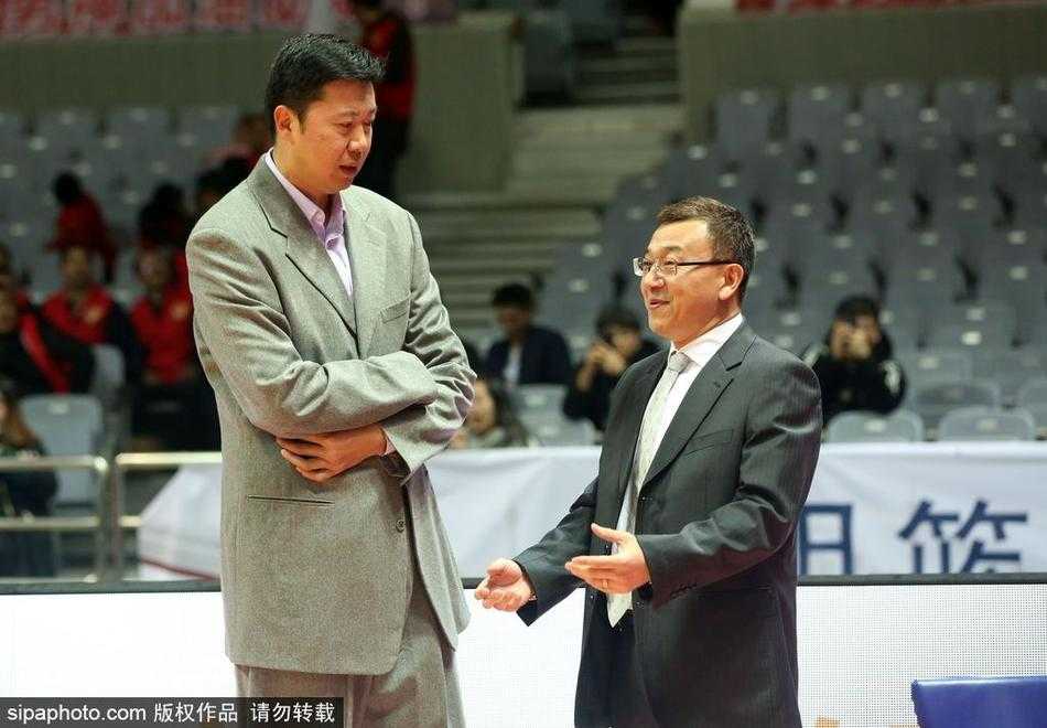 昔日八一五虎甬城再聚首,范斌与王治郅场边细数峥嵘岁月 在宁波雅戈尔体育馆明亮的灯光下,身披福建队教练组服饰的范斌与八一队助教王治郅相对而立,范斌伸手指向场内,神情专注地讲述着什么,而王治郅则双手抱胸,微微侧耳倾听,眼神中流露出对老队友的无比信赖。