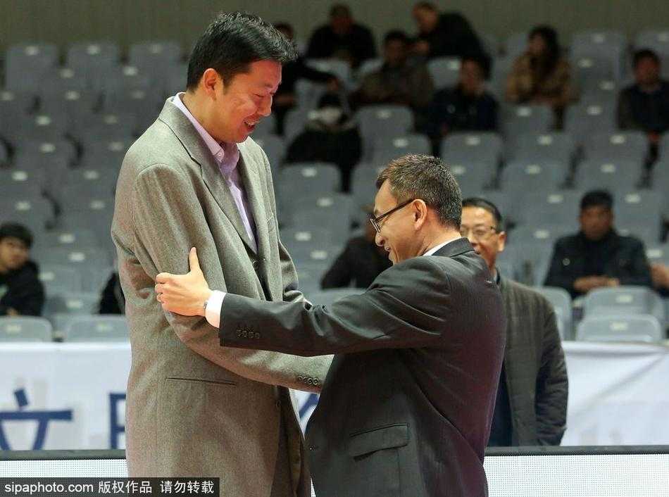 昔日八一五虎甬城再聚首,范斌与王治郅场边细数峥嵘岁月 寒暄结束,两人即将各归其位。画面中,王治郅的手轻轻搭在范斌的背上,给予这位老友最后的支持与鼓励。这个瞬间,没有了球员与教练的身份之分,只剩下两位将自己全部青春献给中国篮球的老兵,在用只有他们才懂的方式,传递着力量与温情。
