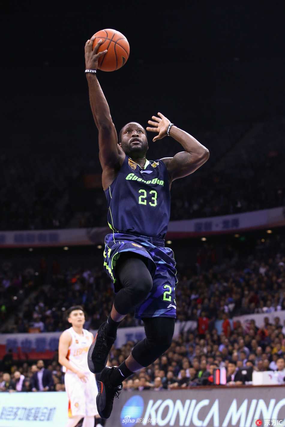 昔日宏远夺冠功臣重返NBA,斯隆一年短约加盟奇才担任沃尔替补 身披广东宏远战袍的斯隆在CBA赛场上演犀利突破,他闪电般过掉防守球员,面对补防的内线高高跃起,展现出不俗的个人攻击力。